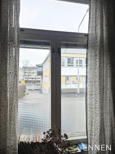 Vanhemmat-talon-ikkuna-ennen-ikkunakaihtimen-asennusta